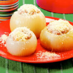 Cebola recheada ao forno: receita muito fácil e descomplicada aqui