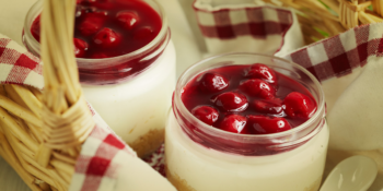 Cheesecake em tigelinhas com calda de cereja