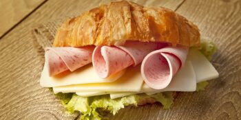 Croissant de queijo de cabra e fiambre