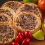 esfiha aberta massa fofinha esfiha aberta receita simples esfiha de carne esfiha aberta de queijo massa de esfiha aberta profissional recheios para esfiha aberta receita de esfiha aberta com fermento em pó receita de esfiha aberta fácil de liquidificador