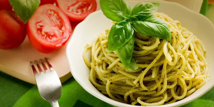 Receita de espaguete ao molho pesto rápida e simples