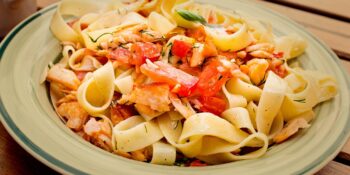 Talharim com peito de peru, tomate e alecrim