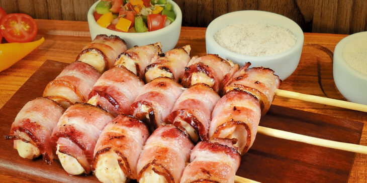 Receita de espetinho de frango com bacon incrível e saborosa