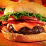 Hambúrguer com bacon e cheddar: receita impossível de dar errado!