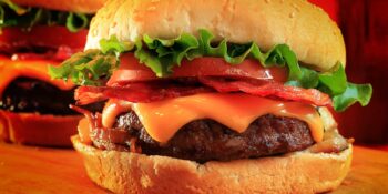 Hambúrguer com bacon e cheddar