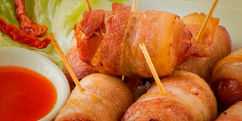 Tira-gosto de mini linguiça com bacon