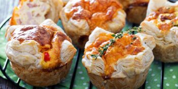 Mini quiche de queijo e massa folhada
