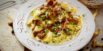 Ovos mexidos com cogumelo chanterelle