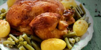 Peru assado com batatas e vagem