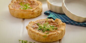Mini quiche com cebola