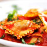 Ravioli ao molho de tomate simples com receita rápida italiana