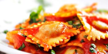 Ravioli ao molho de tomate simples