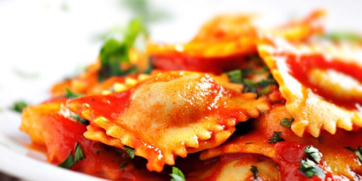 Ravioli ao molho de tomate simples com receita rápida italiana