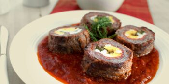Rocambole de carne com ovo e presunto