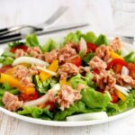 Receita de salada de alface com atum e tomate bem nutritiva