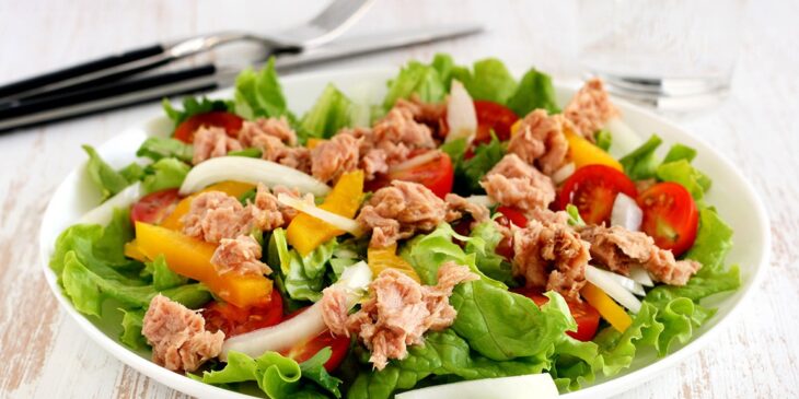 Receita de salada de alface com atum e tomate bem nutritiva