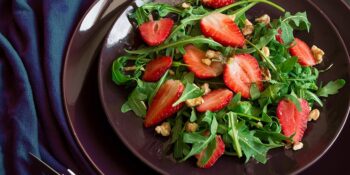 Salada de rúcula com morango