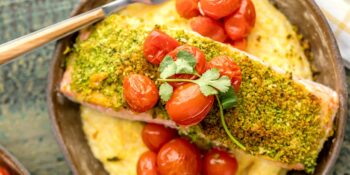 Salmão assado com ervas e polenta