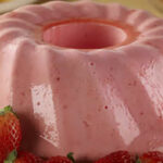 Receita de gelatina de morango cremosa e bem aerada