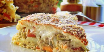 Torta de liquidificador com recheio de frango e cenoura