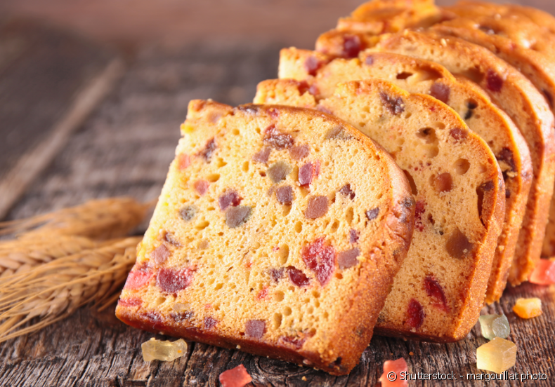 Bolo de baunilha com frutas cristalizadas e nozes