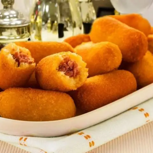 Bolinho de mandioca com linguiça