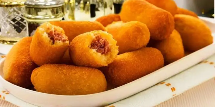 Bolinho de mandioca com linguiça