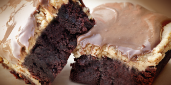 Brownie com creme de amendoim e cobertura de chocolate