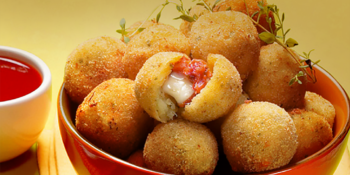 Coxinhas recheadas com tomate seco