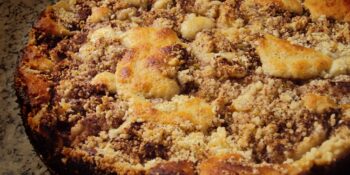Cuca de banana com doce de leite