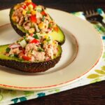 Salada de atum no abacate tudo gostoso