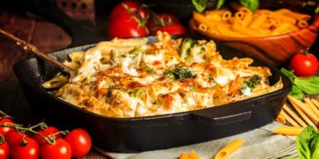 Macarrão gratinado com couve-flor e brócolis