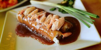 Rolinho primavera com caranguejo e carne de porco