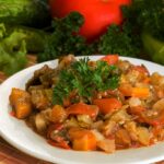 Ragú de carne com legumes saboroso para almoço preguiçoso