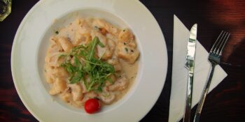 Nhoque com rúcula e queijo gorgonzola