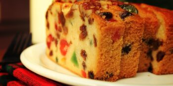 Bolo de baunilha com frutas cristalizadas e nozes