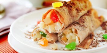 Panqueca com recheio de abacaxi e frutas cristalizadas