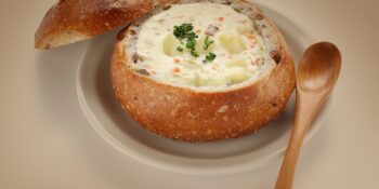 Clam chowder – sopa de moluscos no pão italiano