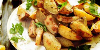 Batatas temperadas assadas