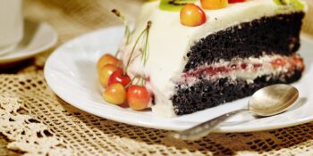 Bolo de chocolate com recheio de baunilha e morangos