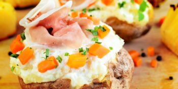 Batata assada recheada com creme e presunto