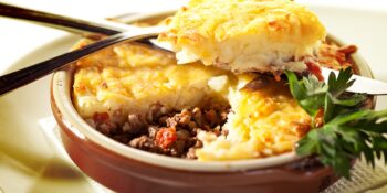 Carne moída com cobertura de cottage e parmesão