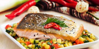 Postas de salmão com ervas e abobrinha