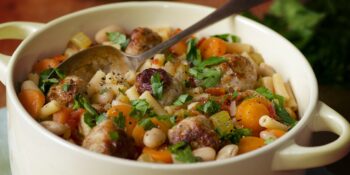 Ensopado de legumes, feijão branco e almôndegas