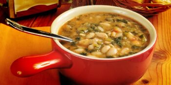 Sopa de feijão branco com couve