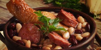 Feijão com linguiça frita e frango assado