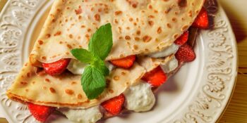 Panqueca de morango e creme chantilly