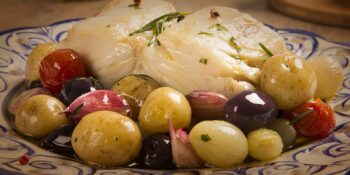 Postas de bacalhau com mini batatas ao forno