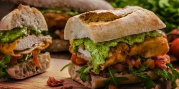 Filé de frango à milanesa com molho pesto na baguete