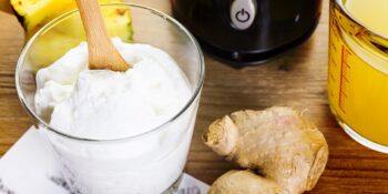 Smoothie de iogurte grego, gengibre e abacaxi